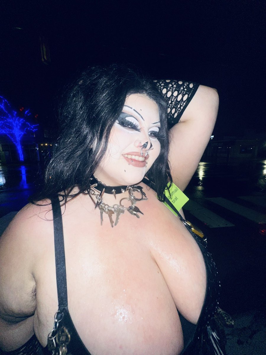 gininhell's tweet image. Should we do a lil key should we have a lil line?