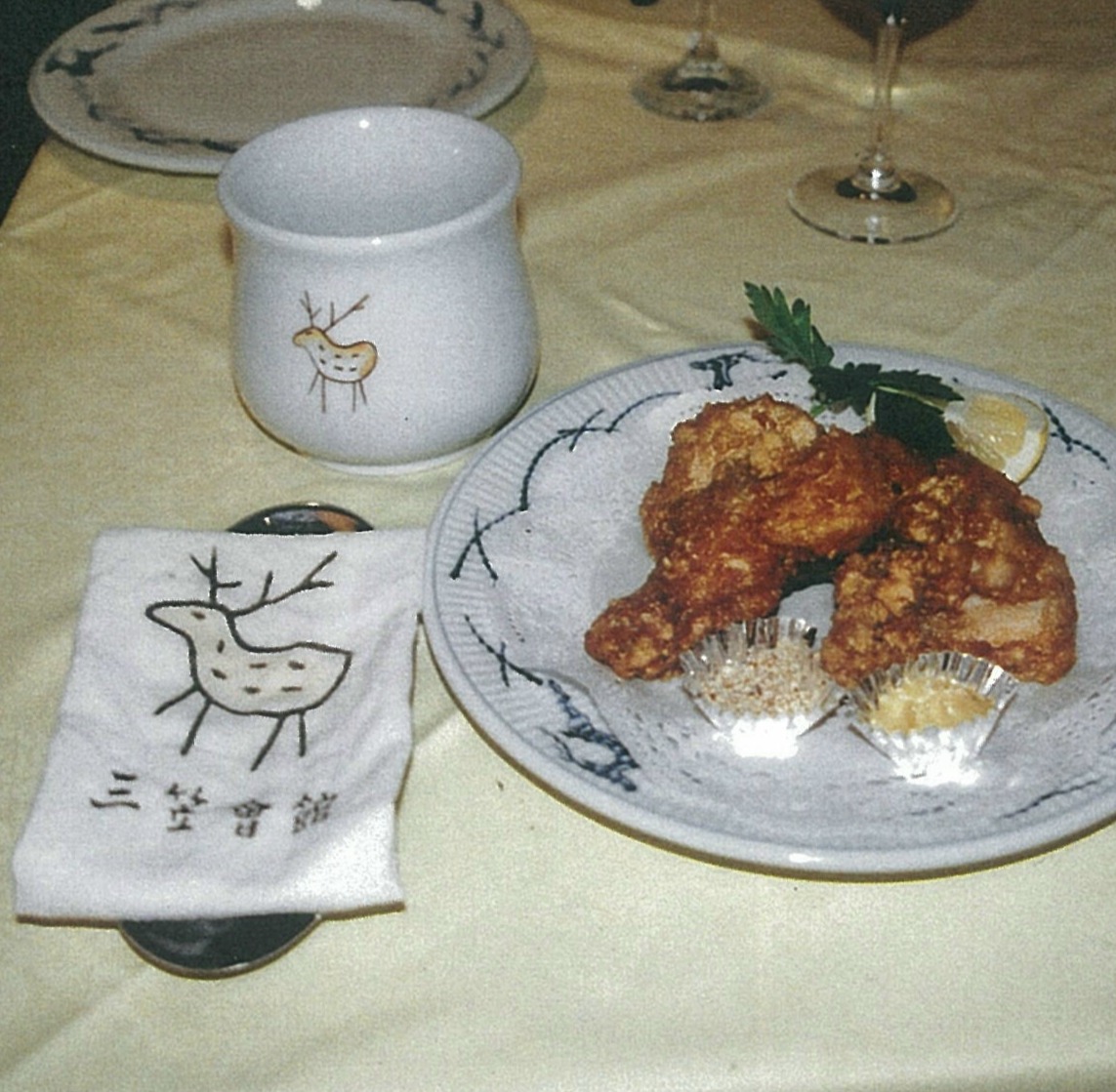 三笠会館「骨付き鶏の唐揚げ」の“骨入れ”の器が復刻 1932年、日本で