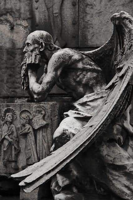 Si puedes vivir en medio de la injusticia sin sentir enojo, entonces eres tanto inmoral como injusto...

Santo Tomás de Aquino