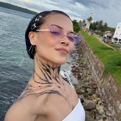 валютная баба tweet media