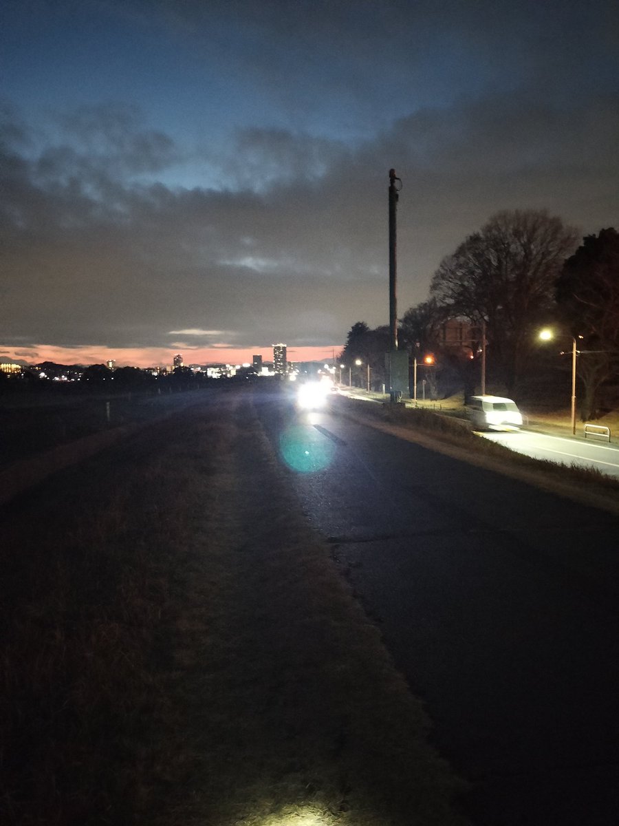 最近は自転車も色々と取り締まりの対象になってるけど、個人的には上向きライトを取り締まって欲しい。
多摩サイとかでライト上向きのママチャリとかが反対から走って来ると眩しくて死ぬ。
最近はママチャリのライトも超強力だし、上向きにされると歩行者マジで見えない。