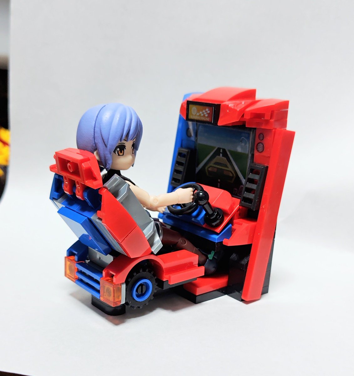 ようやくダイソーのゲーム機ブロックを発見。レースゲーム筐体・コイン落とし・スロットマシンだったのでレースゲーム筐体を購入。  （10種類くらいあるらしいですが） ミクロマンには小さくダイアクロンには大きいのですが、アクアシューターズ/リントラのフィギュアなら ...