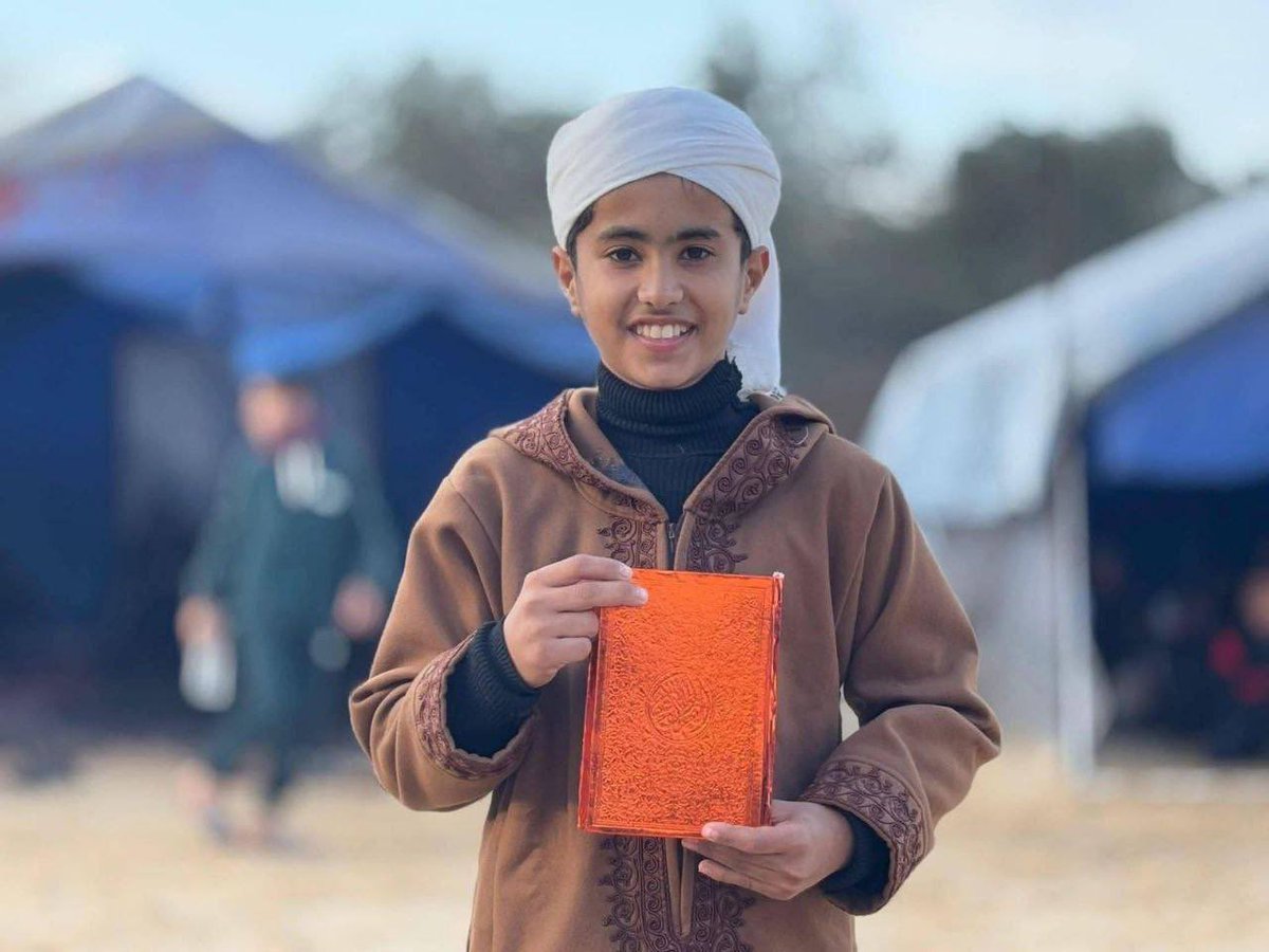 هذا الطفل الصغير اسمه محمد أبو مغصيب من غزة، حفظ اليوم كتاب الله كله تحت قماش خيمته البالية، لم تمنعه قسوة الخيام، ولا الجوع، ولا الخوف، ولا القـصـف، ولا البرد، ولا المطر، من حفظ كتاب الله !!
فأي عذرٍ لك أخي المسلم، وأي حجة تلقى بها الله، وكتابه بين يديك، والراحة تحيط بك من كل