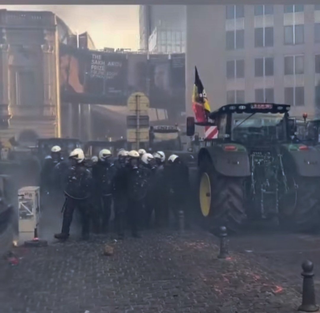 GunterFehlinger's tweet image. I call Belgium Authorities to confiscate all tractors of all farmers who used violence against police and did damage to public property 
@Bart_DeWever 
And I will call to zero budget farming in next EU budget 
@COPACOGECA 
You are Putinistas 
You are serving our enemies