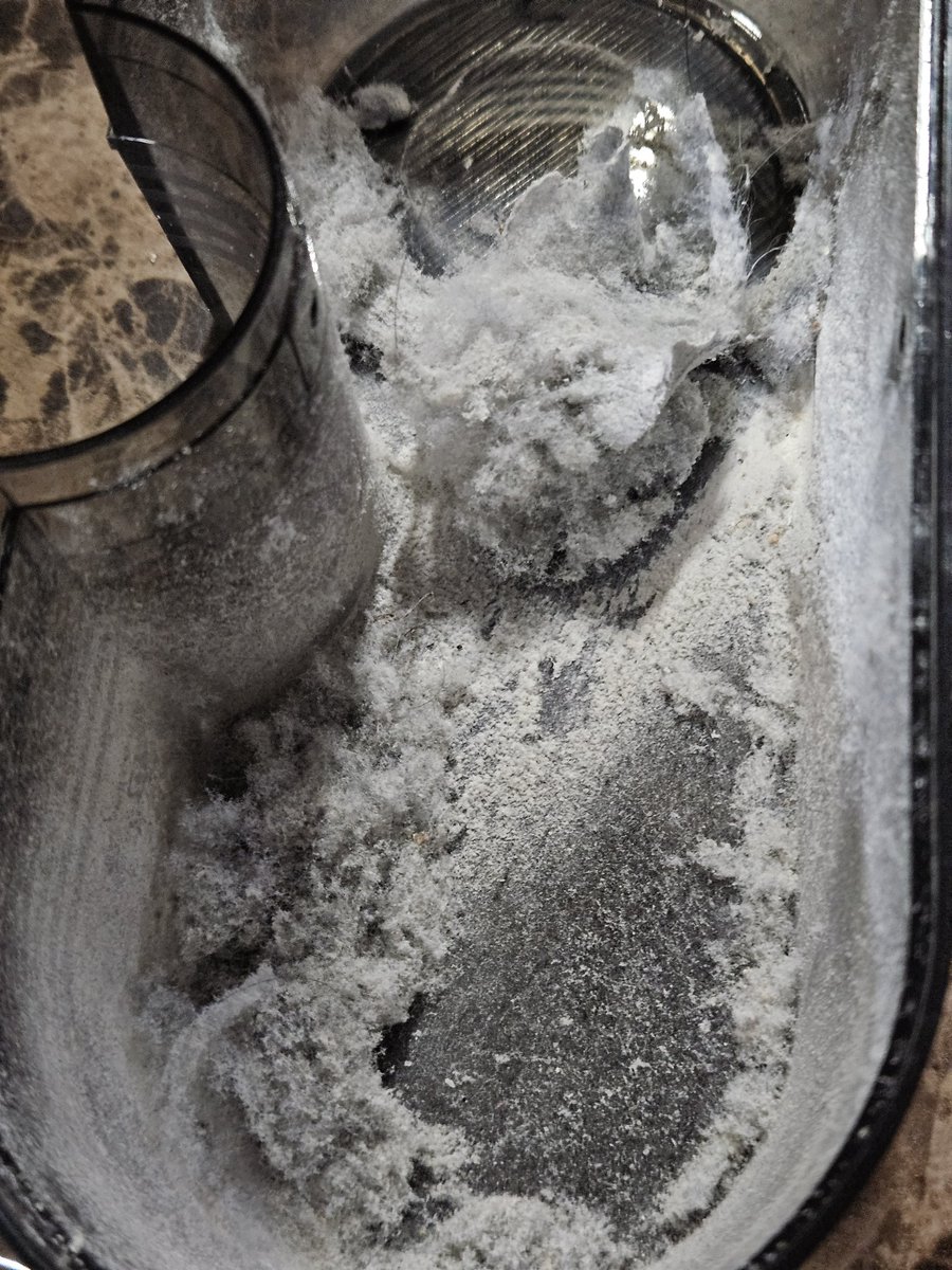 여러분... 후기 끓여오겠다고 했는데...
긴말이 필요 없을 거 같아요.

왼쪽은 패드만 밀었을 때구요...
오른쪽은 베개, 이불까지 모두 민 상태입니다.
제 침구들은 모두 세탁한지 2주 정도 되었어요...