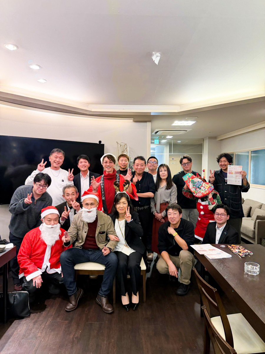 smallforest5884's tweet photo. 『昨夜の備忘録』
異業種交流会【ご縁会】の大望年会、21名の参加で盛会に終わりました👏
回を重ねる事、23回‼️
昨年は、30名の参加でしたのでチョット物足りない感じがしましたが、少数精鋭で交流出来たと思います👏
前々回は、浴衣甚平👘
前回は、仮装🎃
今回は、サンタクロース🎅 https://t.co/75lJVnDSUI