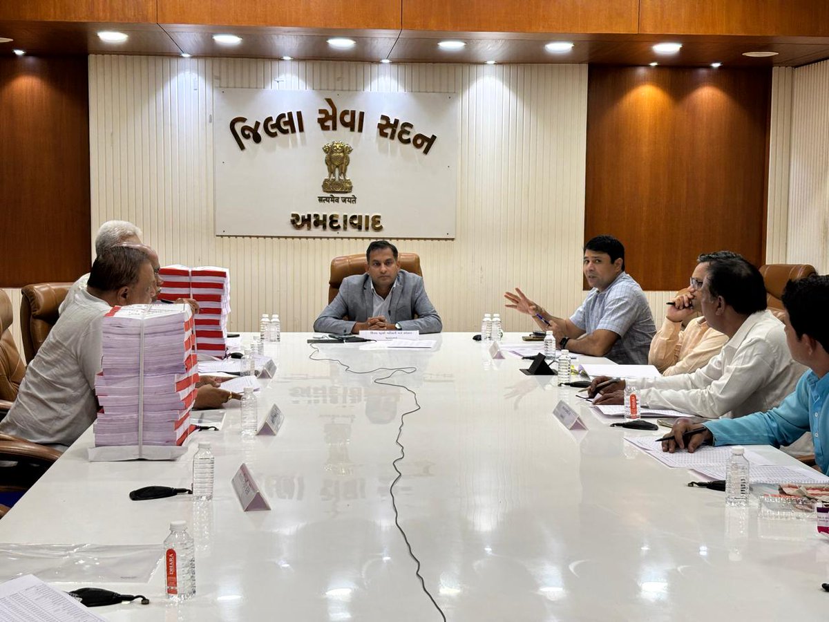 CollectorAhd's tweet photo. મતદારયાદી ખાસ સઘન સુધારણા કાર્યક્રમ અંતર્ગત પ્રાથમિક મતદારયાદીની પ્રસિધ્ધીના સંદર્ભમાં રાજકીય પક્ષો સાથે મીટીંગનું આયોજન કરીને મુસદ્દા યાદી આપવામાં આવી.
#SIR2025
#SIRGujarat https://t.co/zdFsYNLOJ6