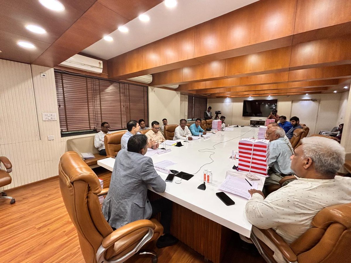 CollectorAhd's tweet photo. મતદારયાદી ખાસ સઘન સુધારણા કાર્યક્રમ અંતર્ગત પ્રાથમિક મતદારયાદીની પ્રસિધ્ધીના સંદર્ભમાં રાજકીય પક્ષો સાથે મીટીંગનું આયોજન કરીને મુસદ્દા યાદી આપવામાં આવી.
#SIR2025
#SIRGujarat https://t.co/zdFsYNLOJ6