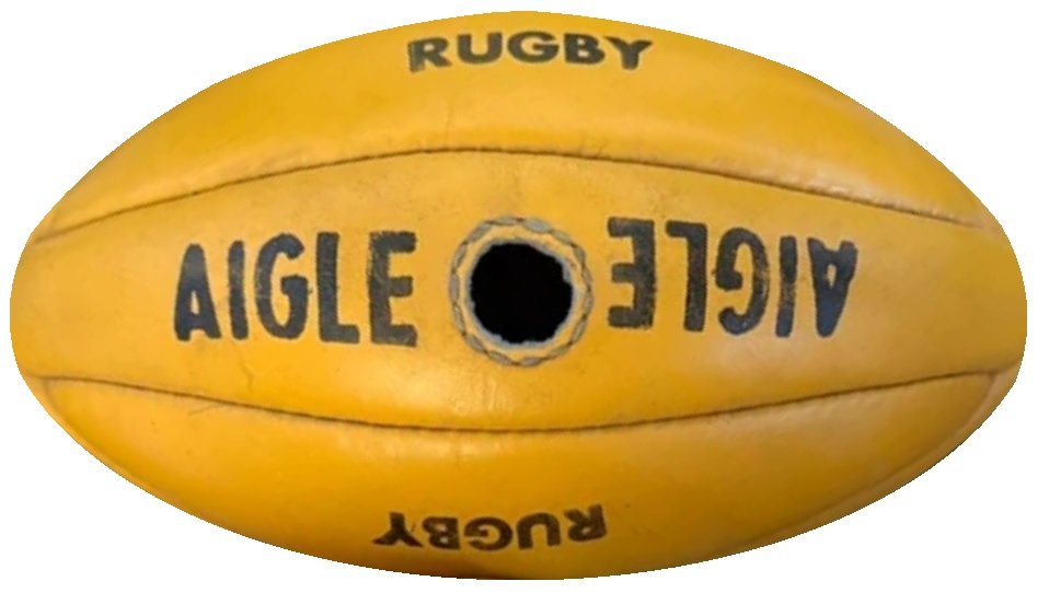 J'ai toujours pensé que l'activité de la marque AIGLE était la vulcanisation du caoutchouc.
Je n'ai malheureusement aucune information sur cette <a href="/BECHIGUES/">BECHIGUES</a> AIGLE fabriquée en France 🇫🇷.
#OldLeatherRugbyBall #Gonfle #Bechigue #Vieuxballons #Pelotasdecuero #Pilotesantigues