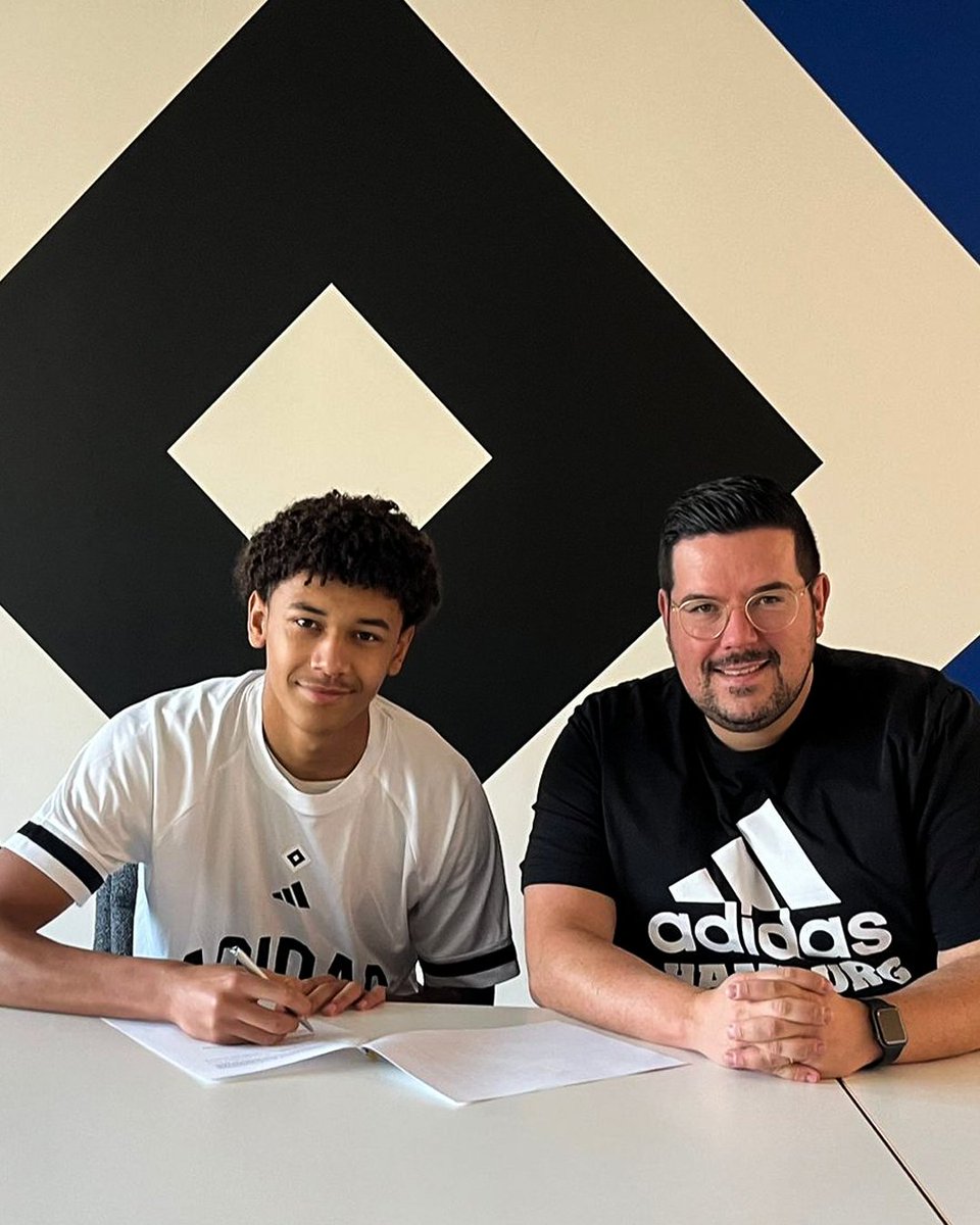 HSVYoungTalents's tweet photo. Kurz vor Weihnachten liegt die nächste Vertragsverlängerung im Nachwuchs unterm Baum: Nach Finn #Barkowsky und Noah #Adekunle bleibt auch #U19-Innenverteidiger Jason #BissiMouelle in den kommenden Jahren beim @HSV. 🤝 Super! 👏

#nurderHSV #HSVYoungTalents

📸 Michael Schwarz (2) https://t.co/bhGVoY4wWu