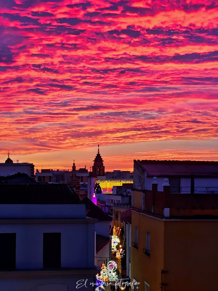 Simplemente... ✨𝗕𝗮𝗱𝗮𝗷𝗼𝘇✨

¡Feliz Fin de semana! 😍🍻🎉

📸 <a href="/juanantequeraj/">El universo fotografico</a>