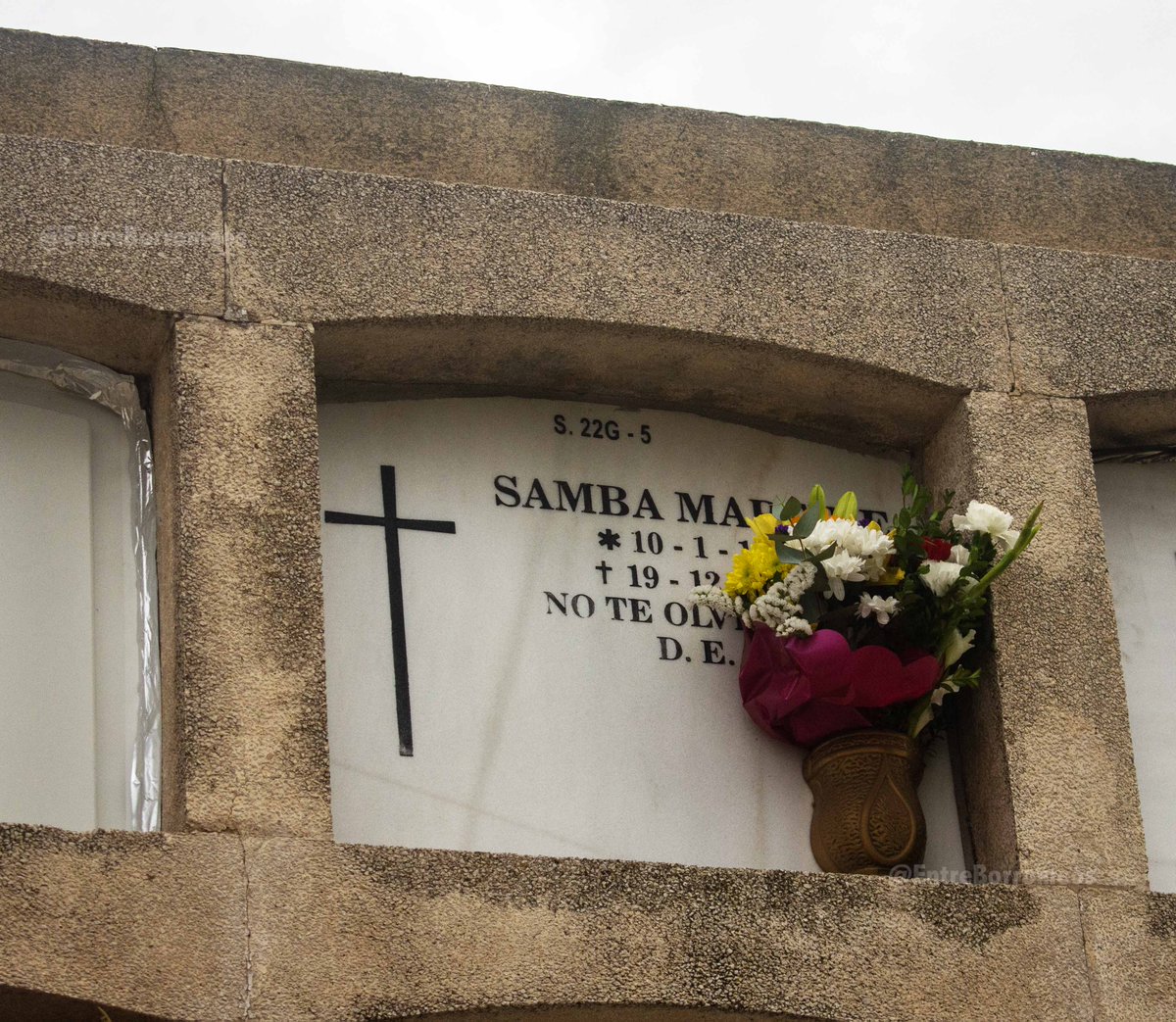 Hacemos memoria de Samba Martin. Mujer muerta hace 14 años en el CIE de Aluche por mala atención médica. 
Recordamos aquella canción de <a href="/NachoGarciaVega/">Nacho García Vega</a> "Muere también la verdad." youtu.be/bj3fzDmDMxA?si…

Memoria que nos hace seguir luchando contra los CIE…

#CIEsNO