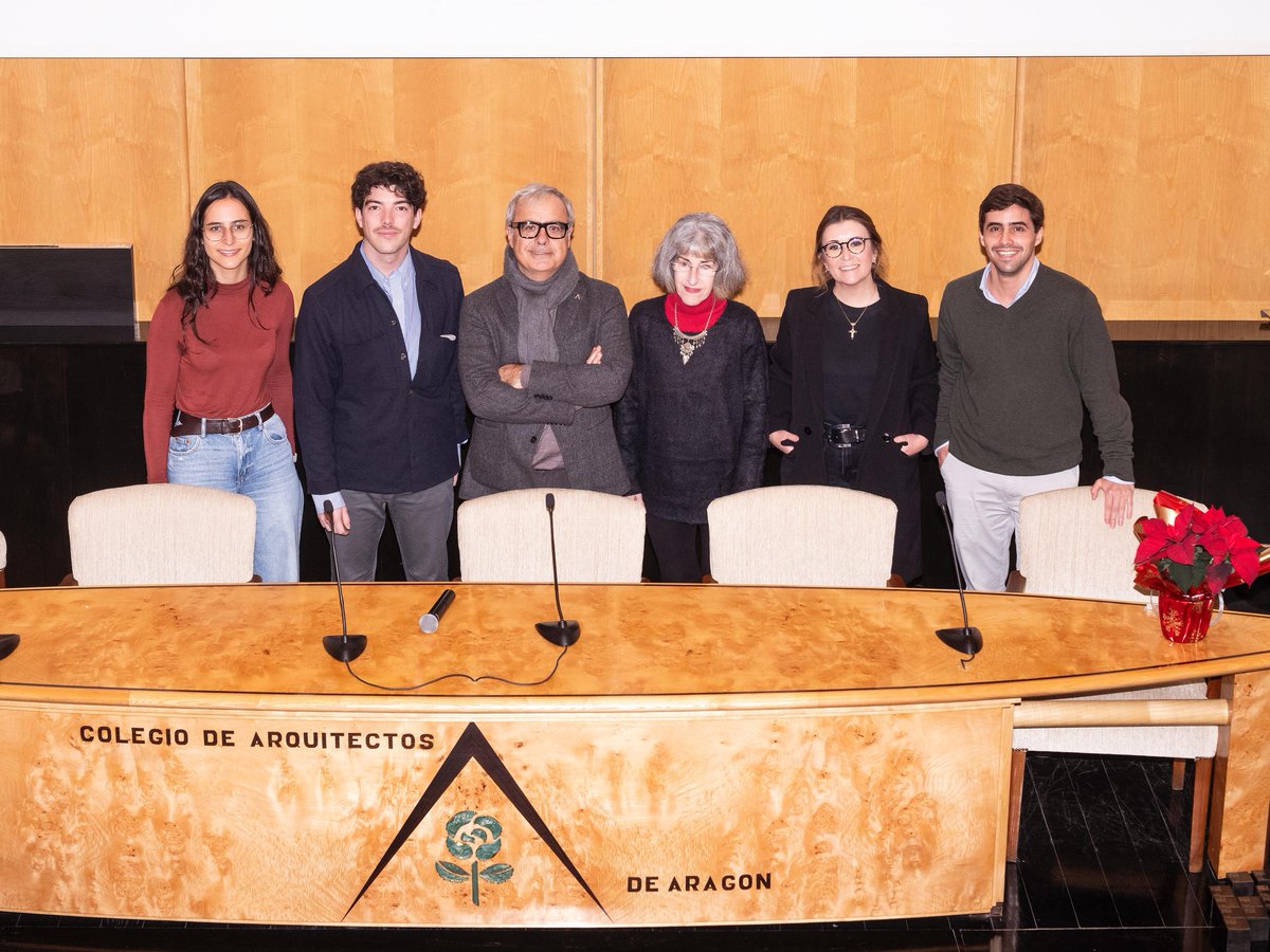 Acto de bienvenida a nuevos arquitectos colegiados en el COAA en 2025. No estaban todos los que son, por lo que agradecemos especialmente vuestra presencia.

Bienvenidos a vuestra casa.