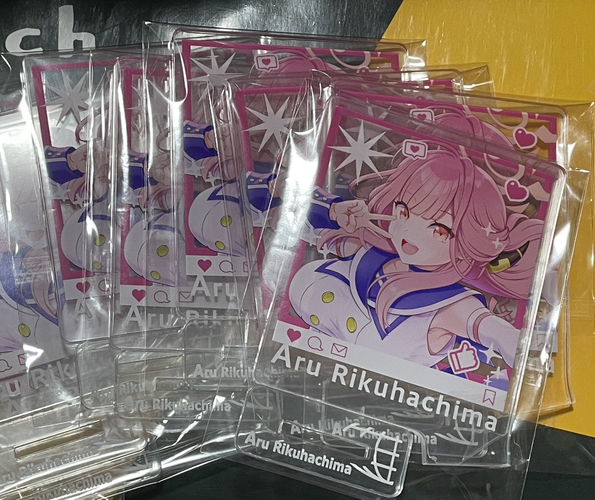 冬コミの新刊グッズセットに入るアクスタです!
手のひらサイズのアイドルアルちゃんです
とりま、こたつの前で撮影してみました 