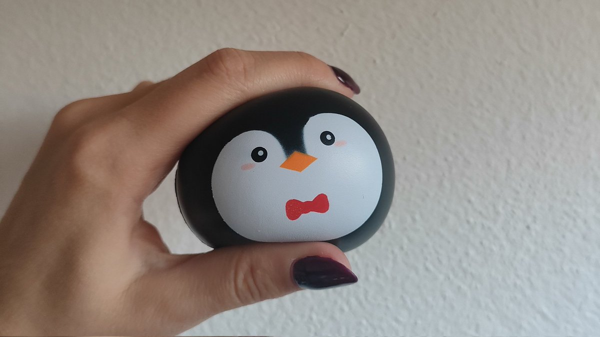 patonzi's tweet image. Questo antistress trovato oggi nel calendario dell'avvento di legami è troppo carino e ha la morbidezza perfetta🐧🐧