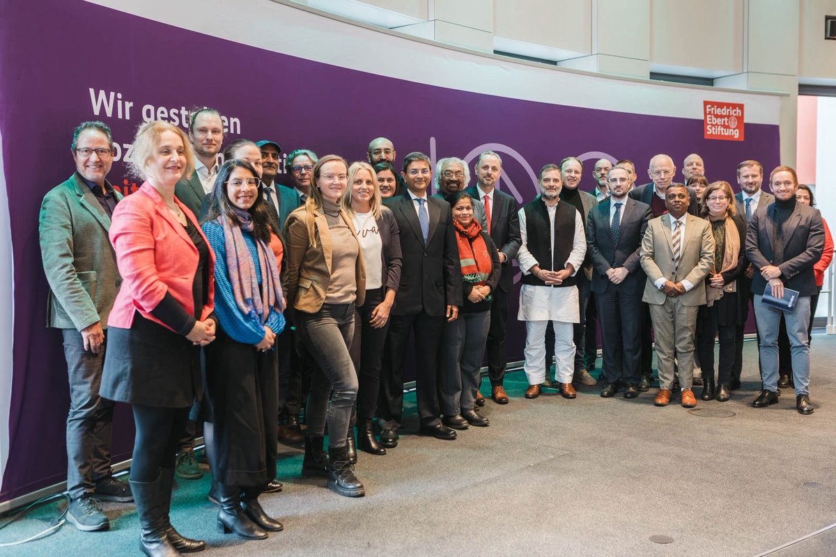 नेता प्रतिपक्ष राहुल गांधी ने जर्मनी के प्रमुख थिंक टैंक्स के साथ व्यापक चर्चा की।

इस दौरान बदलते वैश्विक परिदृश्य में भारत की भूमिका और रणनीति पर विचार-विमर्श हुआ।