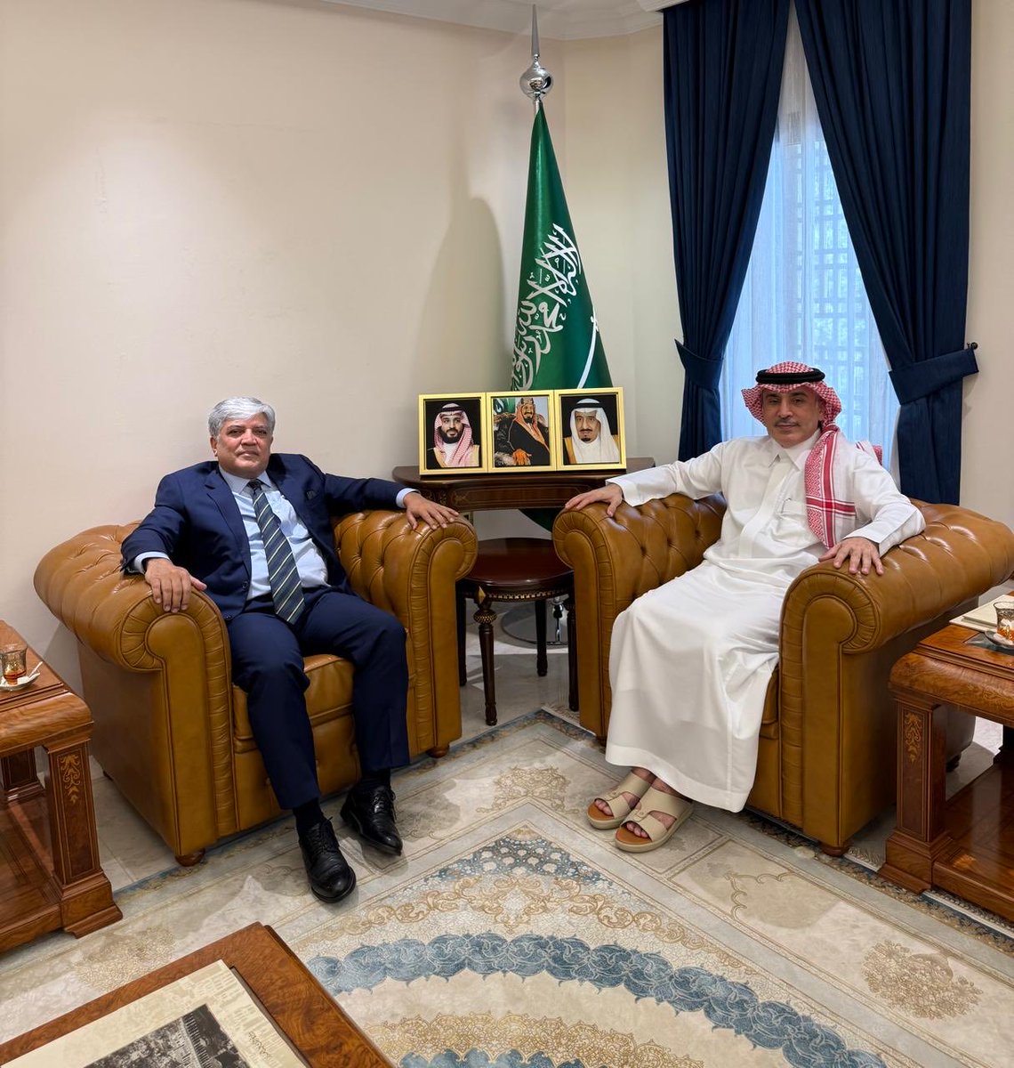 #أبوظبي | أستقبل سعادة سفير #خادم_الحرمين_الشريفين #سلطان_اللويحان_العنقري في مكتبه اليوم ، سعادة الأستاذ/شفقت علي خان ، سفير جمهورية #باكستان الشقيقة المعيّن لدى دولة #الامارات العربية المتحدة ، حيث تم تبادل الاحاديث الودية وتقديم التهنئة لسعادته بمناسبة تعيينه سفيراً لدى دولة