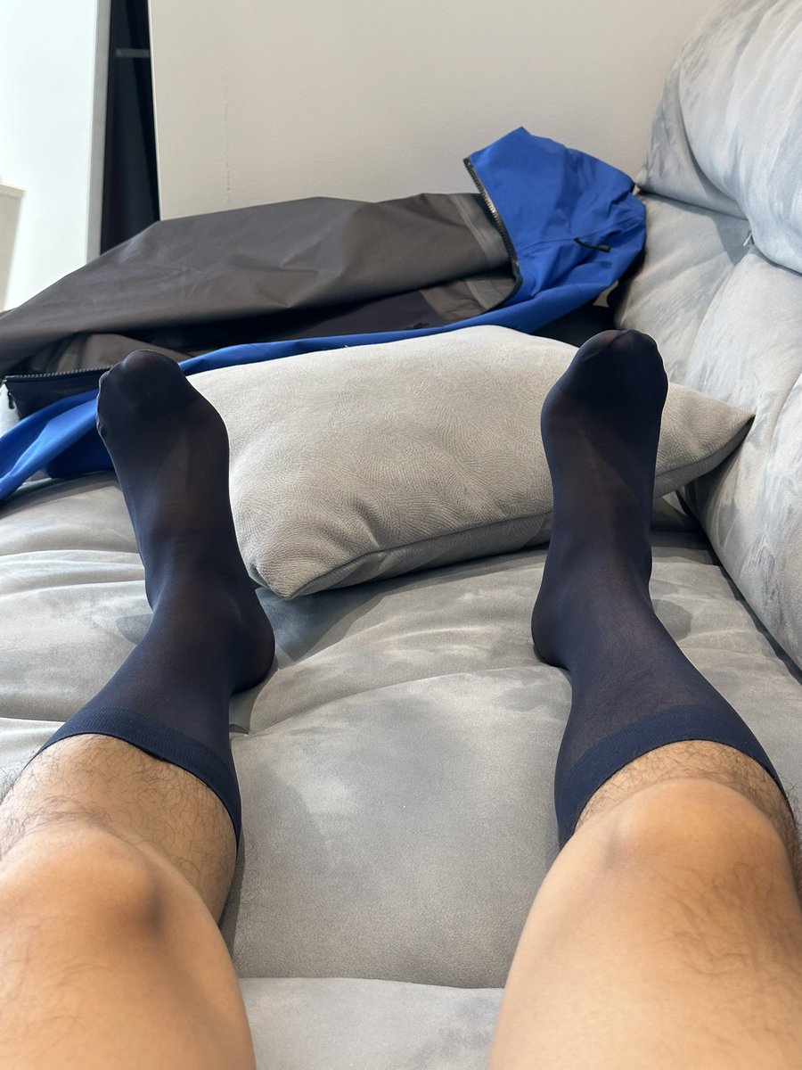 被直男同事看到正装皮鞋里面是丝袜还挺刺激的，有种暴露的爽感 #正装皮鞋 #正装丝袜 #人夫 #反差