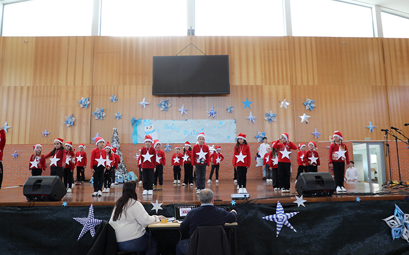 Agrupamento de Escolas Gomes Monteiro realizou Festa de Natal dlvr.it/TPvktG