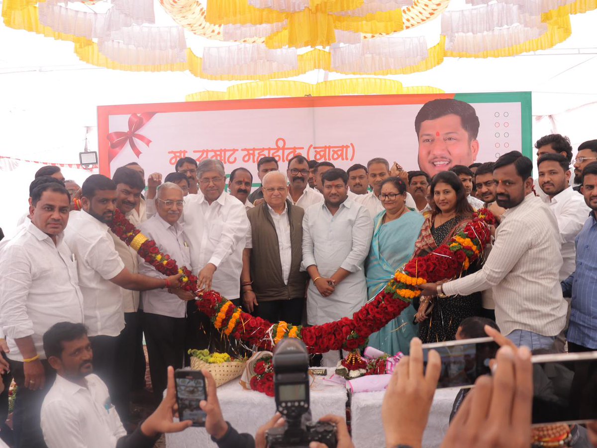 SamratMahadik's tweet photo. पालकमंत्री ना.चंद्रकांतदादा पाटील यांनी वाढदिवसानिमित्त भेट देऊन शुभेच्छा देत आशीर्वाद दिले. खूप खूप आभारी आहे दादा !
तुमचे आशीर्वाद सदैव सोबत असुदेत !

_आमदार श्री.सुधीर गाडगीळ, श्रीमती. जयश्रीताई पाटील आणि श्री.मकरंद देशपांडे यांचीही प्रमुख उपस्थिती_ https://t.co/GpmJIhsFR0