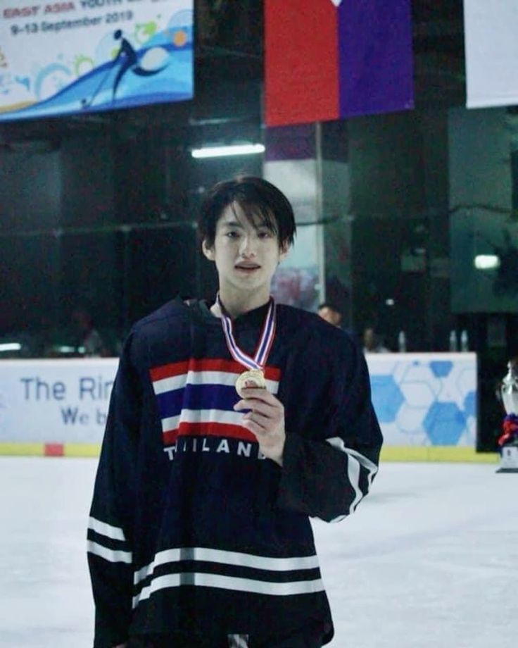 cpohpu's tweet image. " ฮอกกี้เคยเป็นทั้งชีวิตของผม 
เเละก็เป็นสิ่งที่ผมทำได้ดีที่สุดด้วย
      ทุกครั้งที่มองย้อนกลับไปก็
 จะมีความทรงจำดีๆให้คิดถึงเสมอครับ🥺"

( #PHUTATCHAI 🇹🇭🏒🫵🏻 ) 
— #ICEHOCKEYTHAILAND