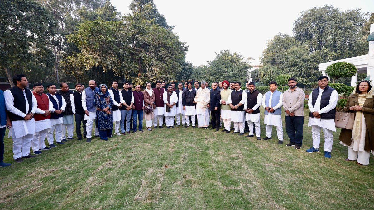 कांग्रेस अध्यक्ष श्री <a href="/kharge/">Mallikarjun Kharge</a> ने उर्स के मुबारक मौके पर अजमेर शरीफ दरगाह के लिए चादर भेजी।

कांग्रेस अध्यक्ष से चादर लेने के लिए अल्पसंख्यक विभाग के चेयरमैन <a href="/ShayarImran/">Imran Pratapgarhi</a> जी के साथ देशभर से आए कांग्रेस नेता श्री खरगे के आवास पर पहुंचे थे।

अल्पसंख्यक विभाग का प्रतिनिधिमंडल आगामी