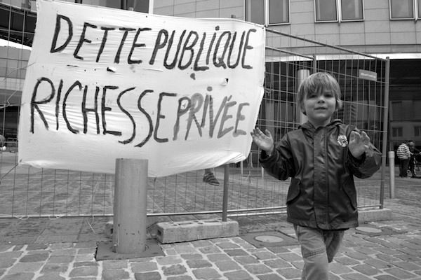 C’est un double cadeau pour les plus riches du pays !

1️⃣ Ils bénéficient des cadeaux fiscaux : l’État renonce à taxer les plus riches.
2️⃣ Ils s’enrichissent en achetant les titres de dette publique sur les marchés financiers : l’État leur verse en retour des intérêts !