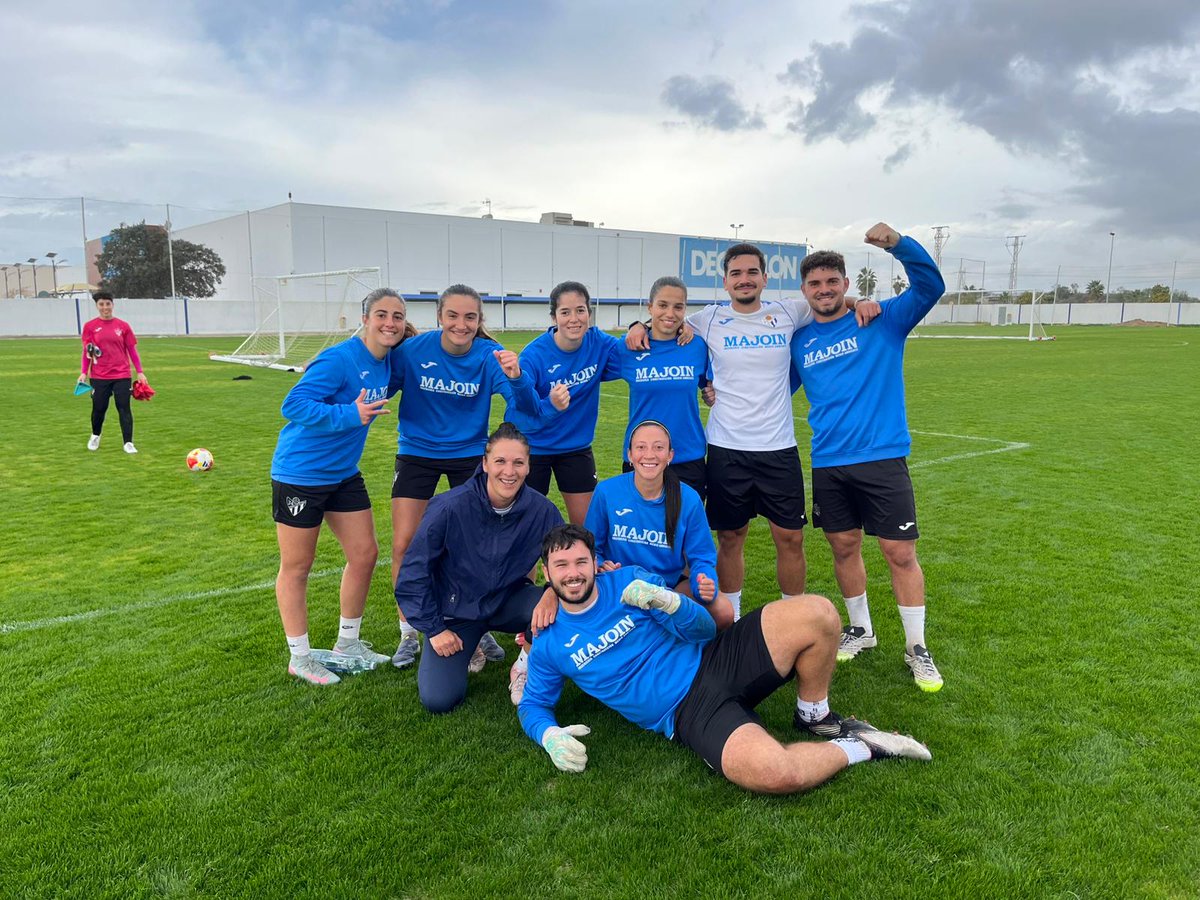 🎄⚽ Último entrenamiento del año completado, en un ambiente distendido y con muchas ganas de seguir creciendo juntas 💙🤍

Además, ya tenemos último equipo ganador del año 🏆👏
¡Gran trabajo de todas y a cerrar el año con la mejor energía!