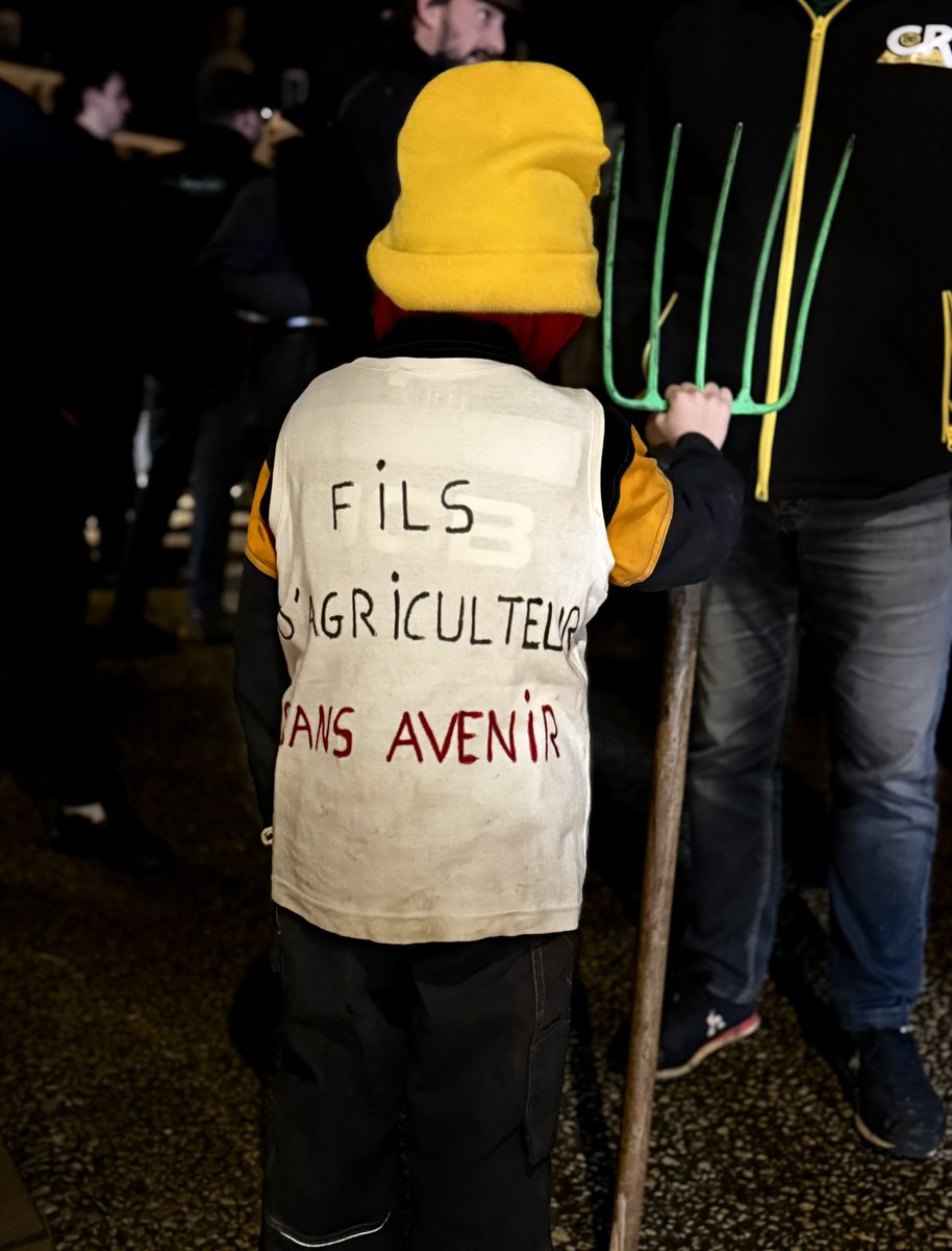 coordinationrur's tweet image. Derrière cette photo, il y a bien plus qu’un symbole.
Il y a une enfance qui regarde l’avenir avec inquiétude, une famille qui se bat pour vivre de son métier, et tout un monde agricole qui refuse d’être sacrifié.
Ce combat, ce n’est pas seulement celui des éleveurs…