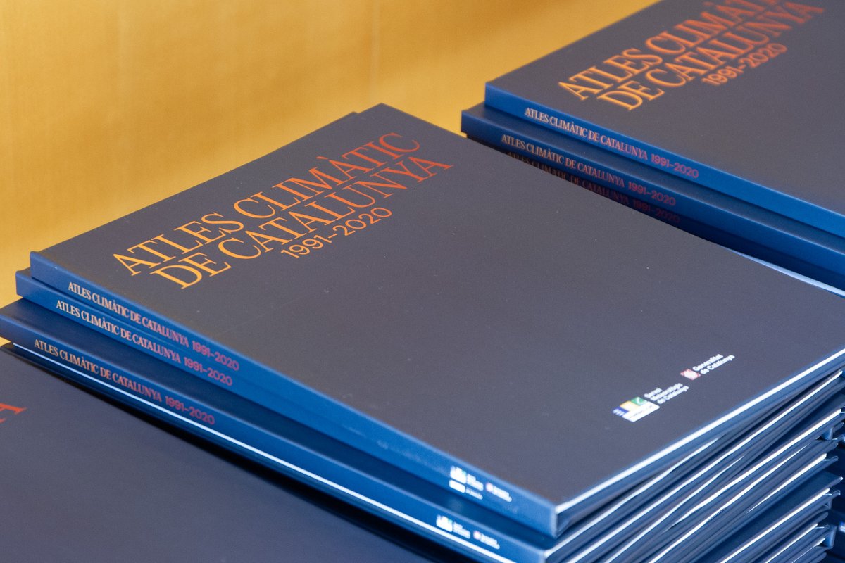 meteocat's tweet image. Ahir va ser un GRAN DIA🥹 Amb molta il·lusió vam presentar el nou Atles Climàtic de Catalunya 1991-2020 ☀️☔️✨ Gràcies al centenar de persones que ens hi vau acompanyar, tenim el cor ple!!!❤️ Us expliquem alguns dels resultats sobre les dades extremes (inèdit!) 🧵👇