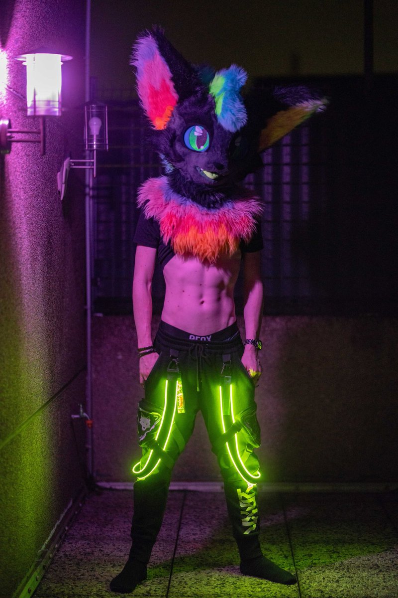 Stripe_69_'s tweet image. happy #FursuitFriday

I just got these new (custom) lightstraps from @nibbydev and they look FIRE &amp;lt;3

📸 @Marcel_OwO