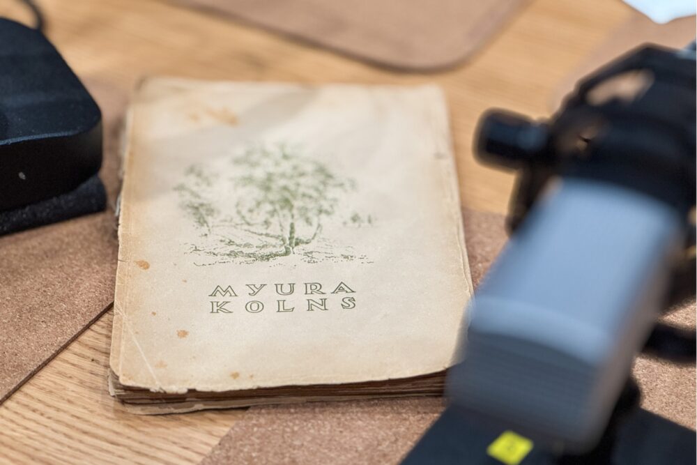 lakuga's tweet image. Par reizi piec Zīmyssvātku @LatvijasRadio “Radioteatra” platformā škārsteiklā byus vareiba nūsaklauseit jaunū radejis īstudiejumu latgaliski – pyrmuo latgalīšu romana “Myura kolns” īrokstu. 

Vaira ite: lakuga.lv/2025/12/19/rad…