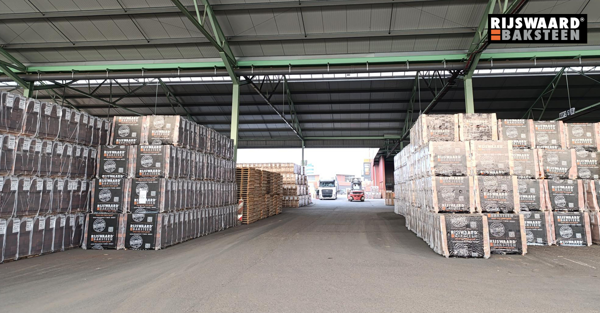 Vakmanschap, innovatie en altijd een ruime voorraad gevelstenen 🧱✨
Ruim 130.000 stenen per jaar, snel leverbaar voor elk project.
#SteenVoorSteenGoed #Rijswaard #Gevelstenen #Voorraad #Bouwproject