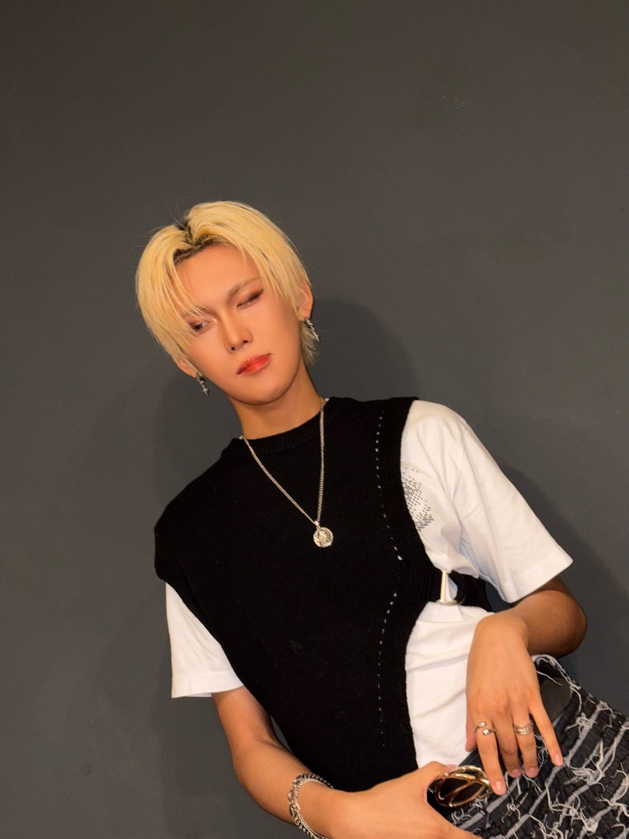 📸] FAN SIGN EVENT ｡ﾟﾟ・｡・ﾟﾟ｡ ﾟ。 #HYUN ﾟ・｡・ #XLOV #엑스러브