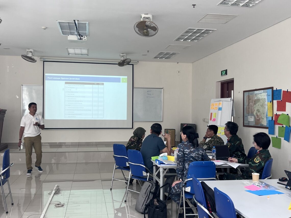 UNPeacekeeping's tweet image. Military Gender Advisors strengthen operational effectiveness.

On 1-12 Dec, a training course in Hanoi🇻🇳 brought together 17 participants from 11 countries to enhance military capacity &amp;amp; integrate gender perspectives into @UN peace ops w/ @UNITAR &amp;amp; @Canada.

#WomenPeaceSecurity