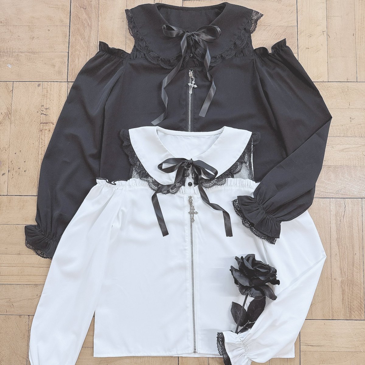 𝓟𝓲𝓬𝓴 𝓾𝓹 ...🩶⛓️
.
ゴシック×地雷感はしっかり、
でも丸襟とレースで優しい印象の定番ブラウス🦇
甘くなりすぎない理由は、首元のクロスチャームとフロントジップ⛓️
甘さと強さのバランスがちょうど良い、
地雷さんに長く愛されるこだわりのデザインブラウスです🩶
.
🛒 lilimpark.jp/shopdetail/000…