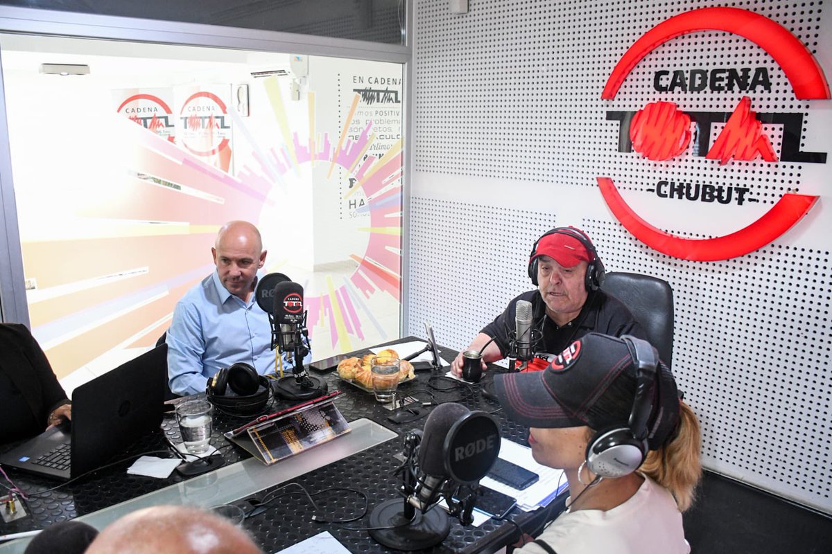 <a href="/CadenaTotalChub/">Cadena Total Chubut</a> “La calle Colón era un reclamo histórico, lo mismo que muchas arterias del barrio sur. Vamos a conectar el asfalto en la zona donde están los clubes Guillermo Brown y JJ Moreno, donde ya realizamos las obras correspondientes de cordones cuneta” #AhoraEnVivo <a href="/CadenaTotalChub/">Cadena Total Chubut</a>