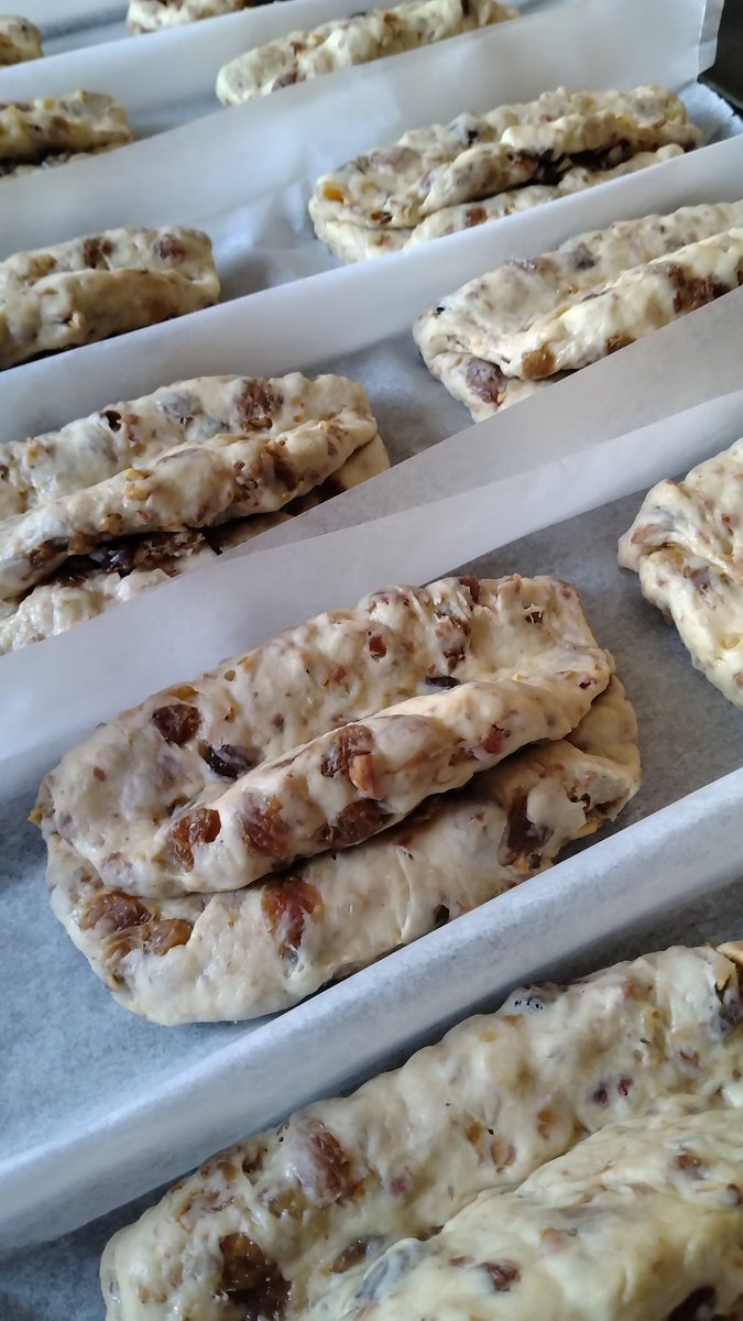 明日(12/20)・明後日(12/21)は通常通り営業いたします。

今週のおかしは、
・スノーボール　くるみ　
・スノーボール　ココアカシューナッツ
・パウンドケーキ　いちじく　

シュトーレンですが、もし今週余った場合は来週まで販売します。
お正月にゆっくり召し上がってみてはいかがでしょう😊