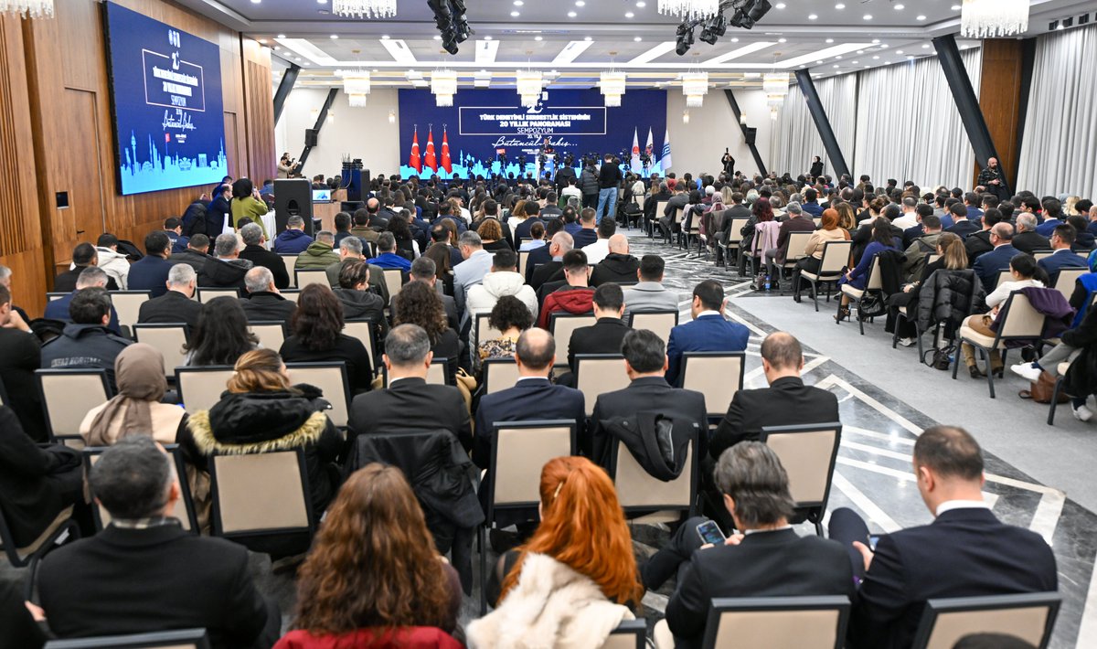 yilmaztunc's tweet photo. “Türk Denetimli Serbestlik Sisteminin 20 Yıllık Panoraması: 20. Yıla Bütüncül Bakış Sempozyumu”nda yargı mensuplarımız ve ceza hukuku başta olmak üzere farklı uzmanlık alanlarından akademisyenlerimizle bir araya geldik.

2005 yılında ceza adalet sistemimize dâhil ettiğimiz denetimli serbestlik hizmetlerinin 20 yıllık gelişim sürecini bütüncül şekilde değerlendirdik.

Caydırıcılık, suçun önlenmesi, toplumsal onarım ve bireyin yeniden kazanılması konularını insan, toplum ve sorumluluk ekseninde ele aldık.

Islahı ve kişilerin yeniden topluma kazandırılmasını esas alan adalet anlayışımızın sahadaki en somut karşılığı olan denetimli serbestlik sistemini yeni projelerle geliştirmeye devam edeceğiz.