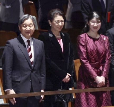 ✨天皇ご一家✨ 19日夜、新国立劇場（渋谷区）で バレエ公演「くるみ割り人形」を 鑑賞された。 冬の風物詩として親しまれている劇場 バレエ団の舞踊やチャイコフスキーの  バレエ音楽を楽しまれました。 敬宮さまは初めてバレエ公演を鑑賞 素敵なリンクコーデですね ...