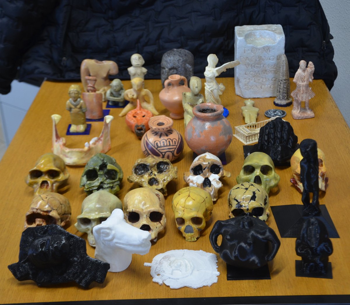 📸🏺🖌️💪Acabamos el proyecto de #innovacióndocente #UCM 2024-25 "Del museo al aula..."🏛️▶️🎓: #fotogrametría, modelado #3D . Este año 4️⃣8️⃣ figuras y un total de 1️⃣2️⃣2️⃣ ya. Gracias a compañer@s y voluntari@s, a la <a href="/unicomplutense/">Complutense</a>, Museo de Ámerica UCM y <a href="/manarqueologico/">Museo Arqueológico Nacional</a>) #Innova