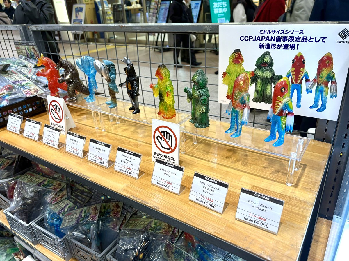 彩色見本塗ったものがズラーッと並んでいて、沢山ご購入頂いてありがたい限りです。

今後も喜んでもらえるものを塗るぞ…！！