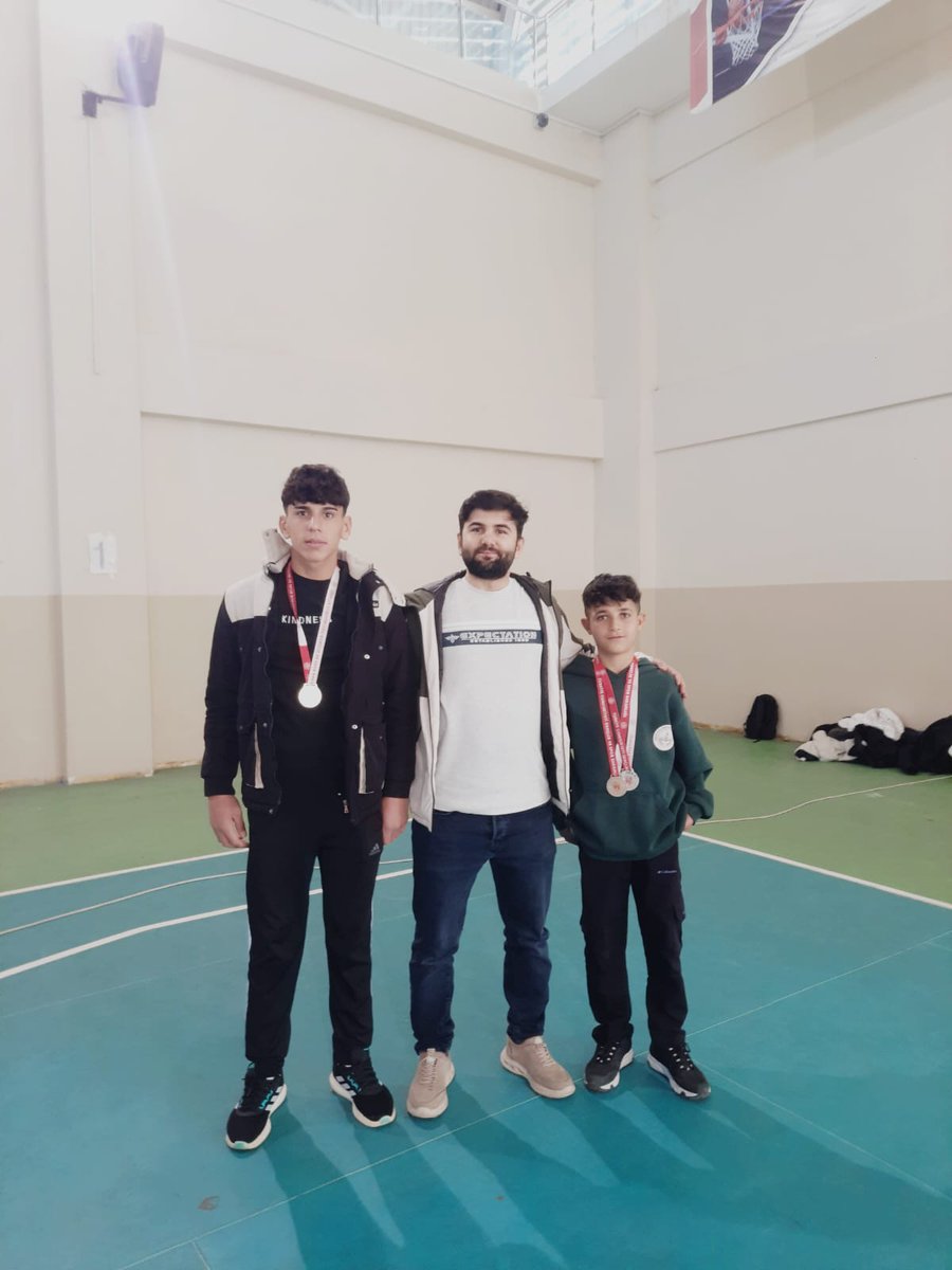 Diyarbakır Gençler B Bilek Güreşi 45 kilogramda Nebi Elyesa Anadolu İmam Hatip Lisesi öğrencilerimizden Ferhat İNCİ sağ ve sol kolda gümüş madalya, 65 kilogramda  Davut HASANOĞLU sağ kolda gümüş madalya kazanmıştır. Öğrencilerimizi tebrik ederiz. <a href="/Volkanhulur/">Volkan Hülür</a> <a href="/behcettekdemirr/">Behçet TEKDEMİR</a>