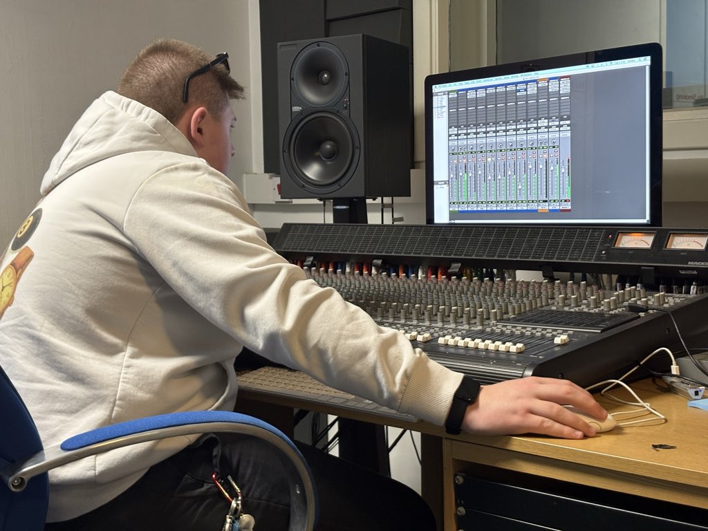 Fallside School-WeAspire tweet media