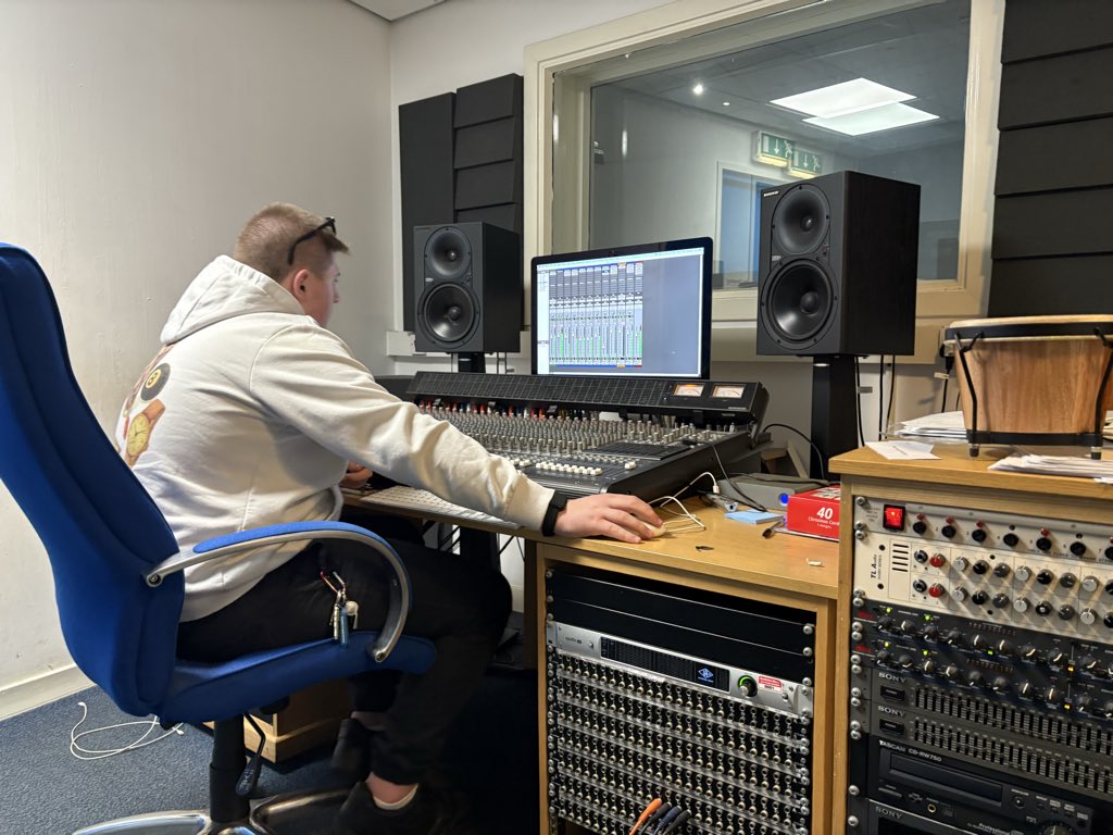 Fallside School-WeAspire tweet media