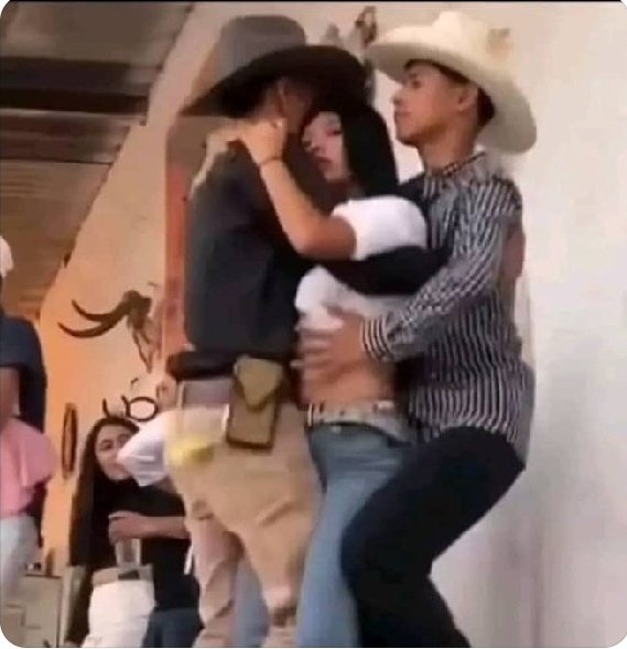 CeaserOmega's tweet image. Her: I don't like chilling with men
Her after a sip of UG waragi👇😂