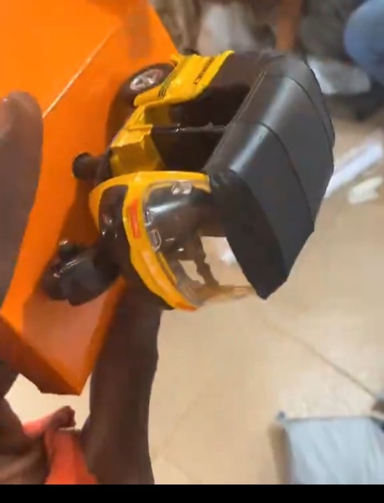 Sosscopemedia's tweet photo. See Keke Maruwa Man Ordered For ₦35k On Temu
Man cried out after receiving toy #KekeNapep he ordered on #Temu for ₦35k.
Many questioned buying a Keke—worth btw ₦3 to ₦4 million—to sell that low. 
Others shared experiences, accuse Temu of misleading shoppers.
#SosscopeNews https://t.co/7VM40lzodR