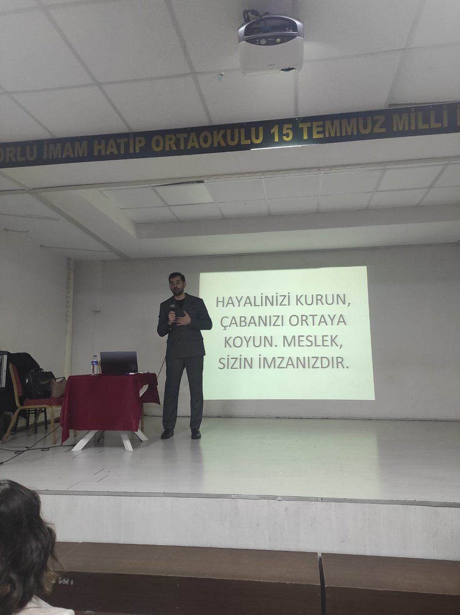 CorluHatip's tweet photo. Kariyer günleri kapsamında okulumuza Diyetisyen Abdülsemih ÖZKORKMAZ davet edilmiştir. Diyetisyenimiz öğrencilere mesleği hakkında kıymetli bilgiler vermiş ve sunum gerçekleştirmiştir. Katkılarından dolayı Diyetisyen Abdülsemih Bey'e teşekkür ederiz. https://t.co/wy2GwnVxA0