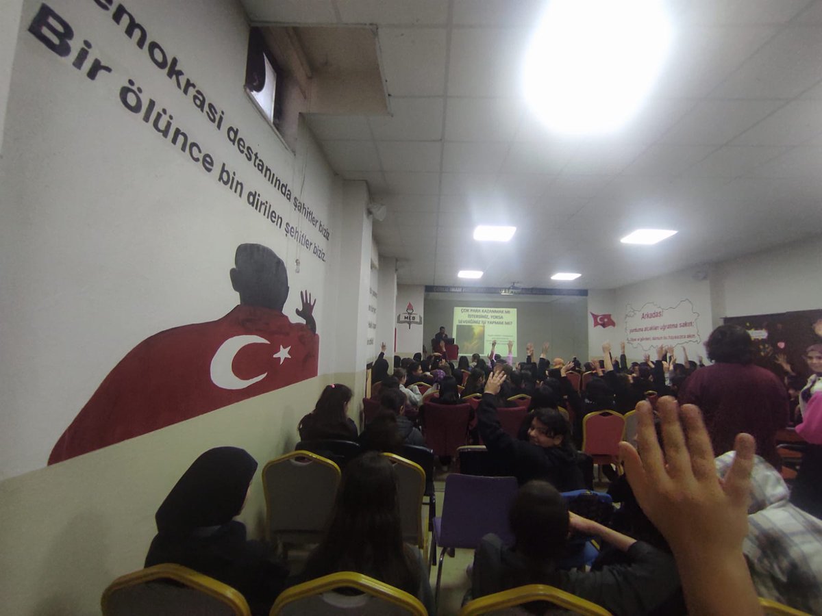 Kariyer günleri kapsamında okulumuza Diyetisyen Abdülsemih ÖZKORKMAZ davet edilmiştir. Diyetisyenimiz öğrencilere mesleği hakkında kıymetli bilgiler vermiş ve sunum gerçekleştirmiştir. Katkılarından dolayı Diyetisyen Abdülsemih Bey'e teşekkür ederiz.