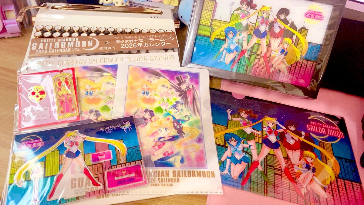 sailormoon_tibi's tweet photo. ここ最近の買ったもの♡
結局ネットで買えなくてお店で全部買えた！！
アルテミスのクッキー割れてた😭😭
サブレ可愛いくて食べるの勿体なぁい🥺🩷
キャラ缶は前回のメモ間よりも好きかも！！♡
チョコは甘すぎて一粒が私には重かった��� https://t.co/dAuGu0MMHP